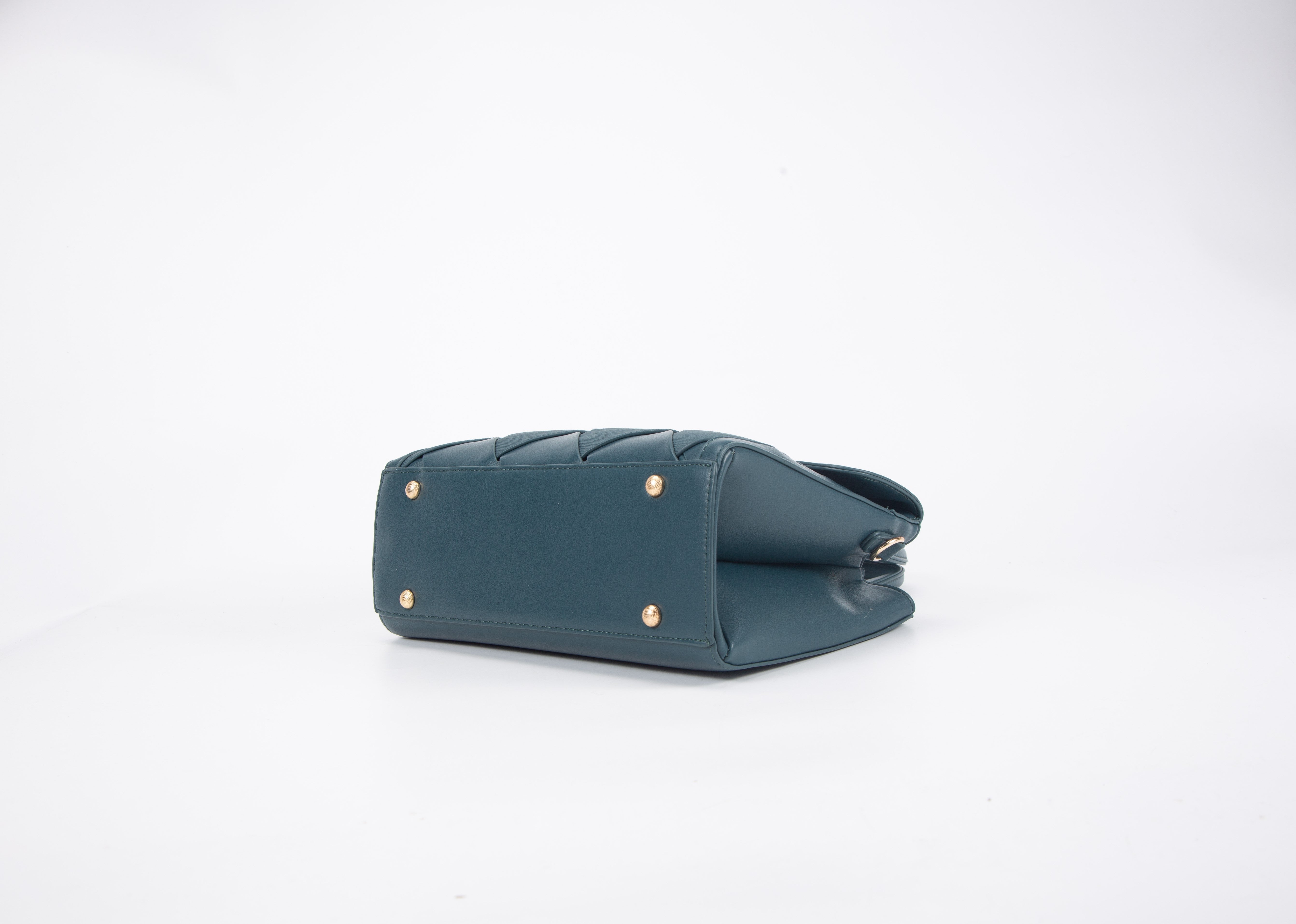 • Set consisting of a medium-sized handbag with an elegant green design and a large wallet