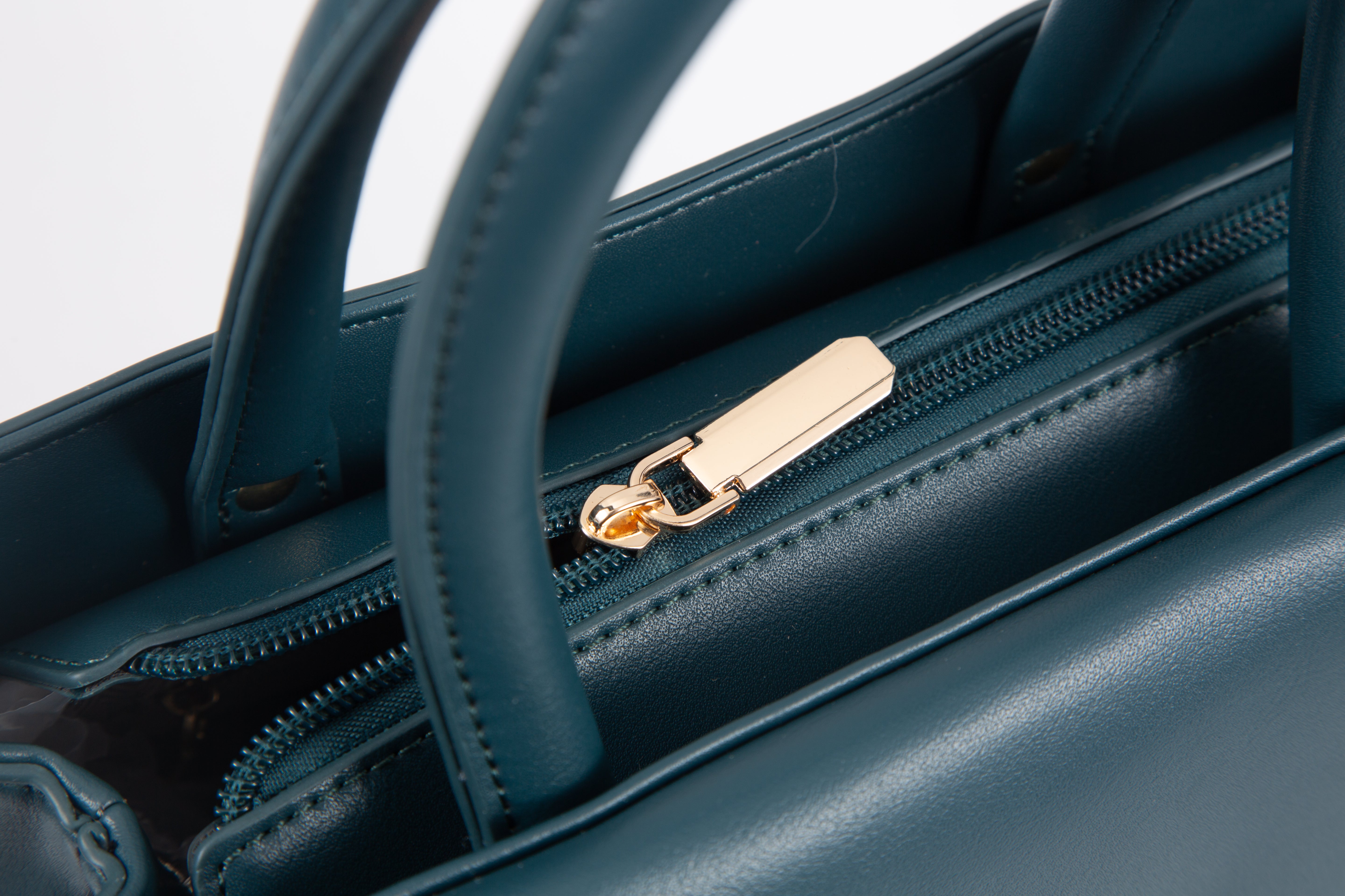 • Set consisting of a medium-sized handbag with an elegant green design and a large wallet