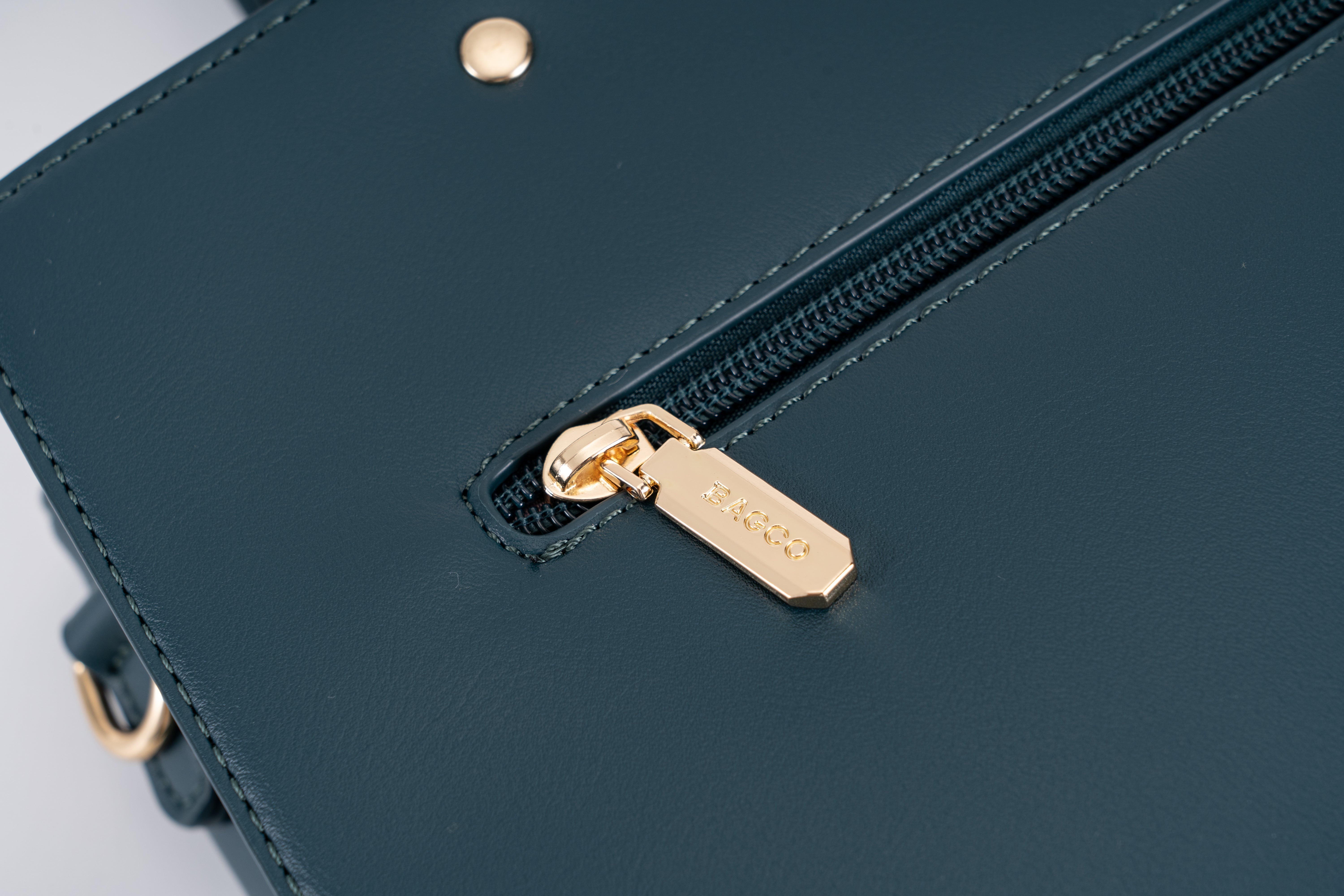 • Set consisting of a medium-sized handbag with an elegant green design and a large wallet